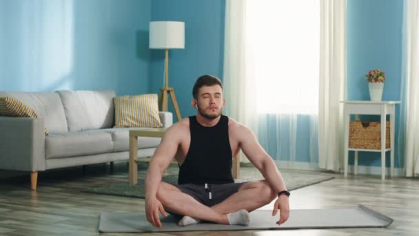 Mladý muž sedí v Lotus Pose - Záběry, video