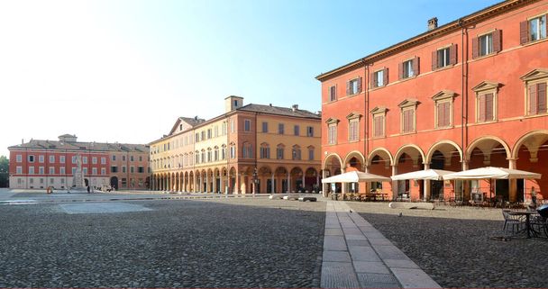 Ιταλία / Μόντενα 23 Ιουνίου 2019: Piazza Roma και Στρατιωτική Ακαδημία στη Μόντενα της Εμίλια-Ρομάνια. Είναι γνωστό για βαλσάμικο ξύδι, όπερα και Ferrari και Lamborghini σπορ αυτοκίνητα. - Φωτογραφία, εικόνα