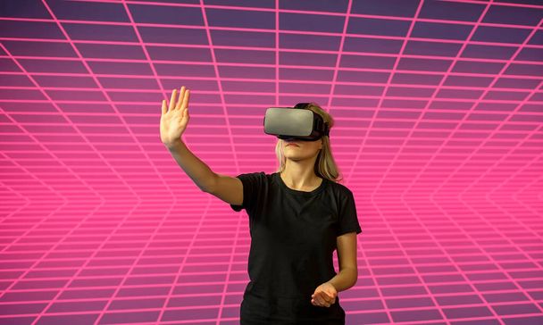 jonge vrouw op zoek door middel van virtual reality simulator  - Foto, afbeelding