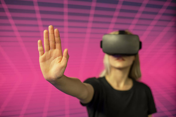 Nuori nainen etsii kautta virtuaalitodellisuus simulaattori  - Valokuva, kuva