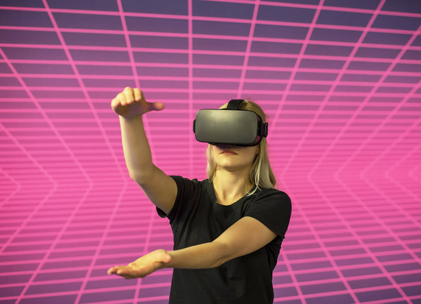 fiatal nő néz keresztül virtuális valóság szimulátor  - Fotó, kép