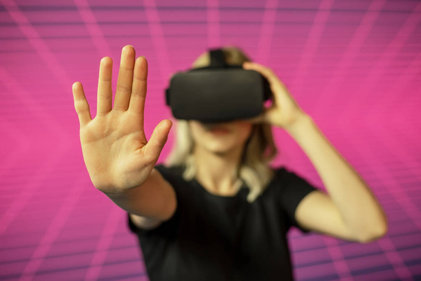 fiatal nő néz keresztül virtuális valóság szimulátor  - Fotó, kép