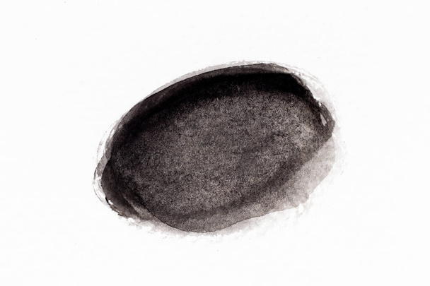 Černá barva akvarel kresba v kulaté štětce nebo banner tvar na bílém papíře pozadí - Fotografie, Obrázek
