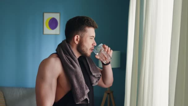 Δυνατός άνθρωπος πίνει νερό - Πλάνα, βίντεο