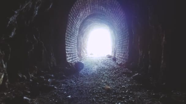 Salida hacia la luz brillante desde el túnel - Metraje, vídeo