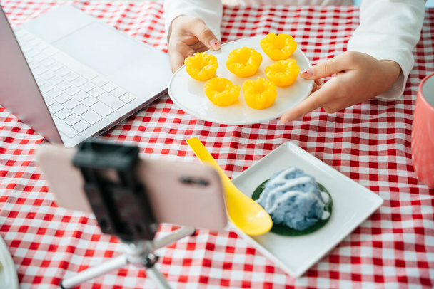 Top view - Voedsel en dessert reviewer apparatuur met laptop computer en smartphone - Foto, afbeelding