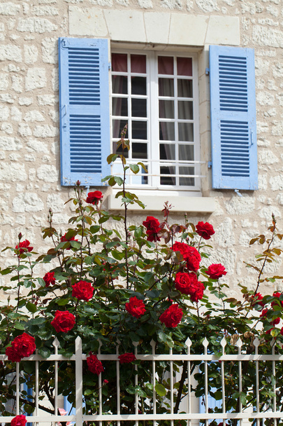 La fenêtre romantique aux roses rouges
 - Photo, image