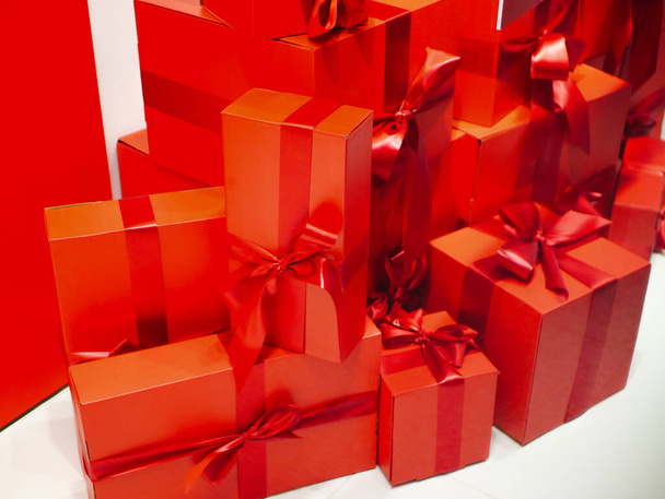zapakowanie czerwonego prezentu, zapakowanie prezentu na święta. Wysokiej jakości zdjęcie - Zdjęcie, obraz