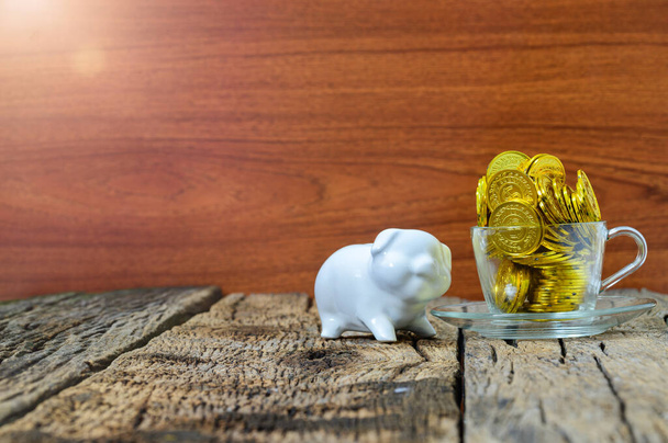 Экономия денег идеи, сундуки с сокровищами и груды монет - Фото, изображение