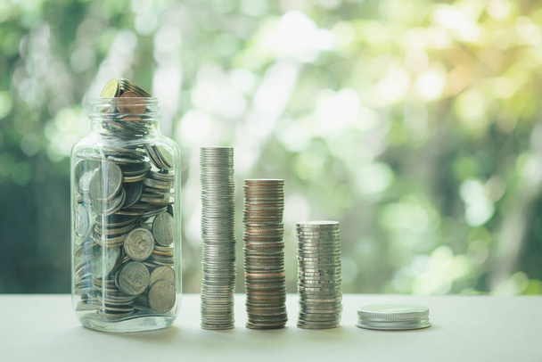 Тайська монета у скляній пляшці з грошима підвищує ріст заощаджуючи гроші, Концепція фінансових інвестицій бізнес, Копійний простір для вашого тексту - Фото, зображення