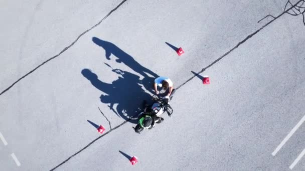 Vue aérienne par drone de l "école de formation moto - preuve du permis de motocycliste  - Séquence, vidéo