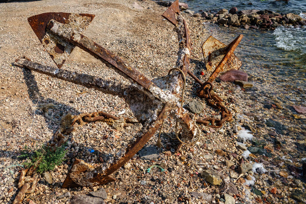 海の岸に古い未使用の錆びたアンカー - 写真・画像
