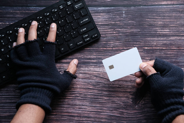 хакер вручную крадет данные с кредитной карты  - Фото, изображение