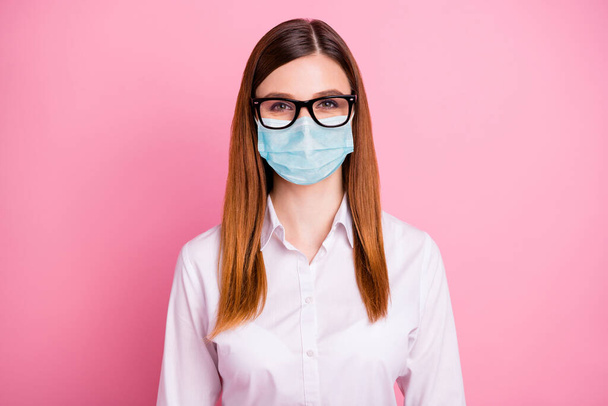 Detailní-up portrét jí pěkné atraktivní krásné rusovlasé dívka na sobě bezpečnostní gázová maska mercedesy cov infekce pandemie prevence izolované přes růžové pastelové barvy pozadí - Fotografie, Obrázek