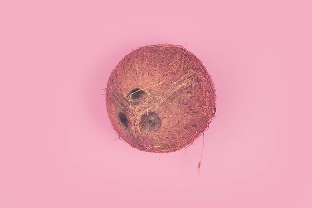 кокос на рожевому фоні ізольований, копія простору, планування
 - Фото, зображення