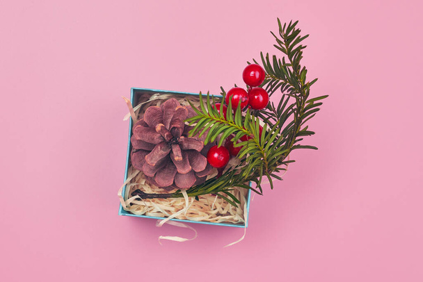 Pembe zemin üzerine Noel süslemesi tecrit, telif alanı, düzen - Fotoğraf, Görsel