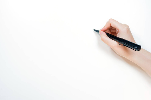 munka és tanulni online új normál koncepció fekete toll nő kezében írni fehér elszigetelt háttér - Fotó, kép