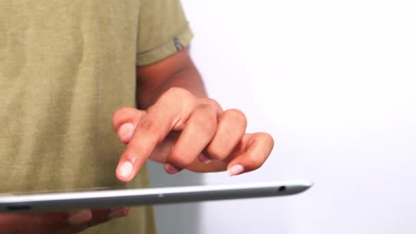 mans mano trabajando en tableta digital en escritorio de oficina  - Imágenes, Vídeo