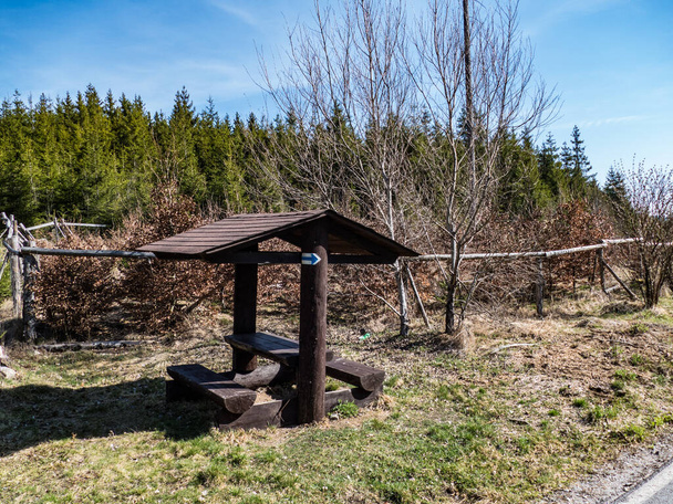 abrigo turístico útil simples na natureza checa - Foto, Imagem
