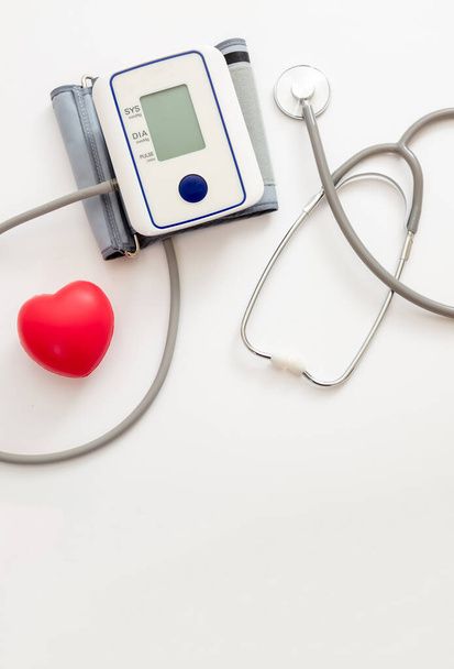 Měření krevního tlaku, digitální měřicí lékařské vybavení izolované na bílém pozadí. Zdravotní a medicínský koncept - Fotografie, Obrázek