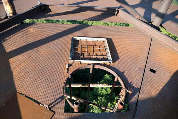 wysoka platforma starej nieużywanej opuszczonej wieży antenowej  - Zdjęcie, obraz