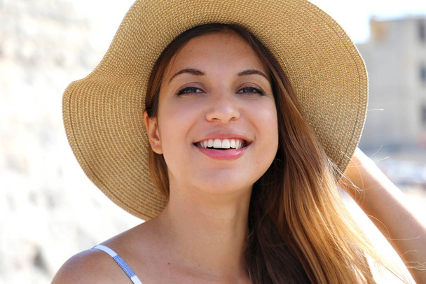 Detail portrét mladé usmívající se ženy se slamákem - Fotografie, Obrázek