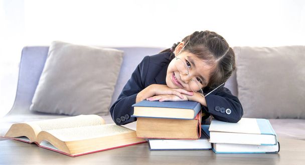 feliz asiático niños con lectura libros a aprender en casa en sofá en banner tamaño - Foto, Imagen