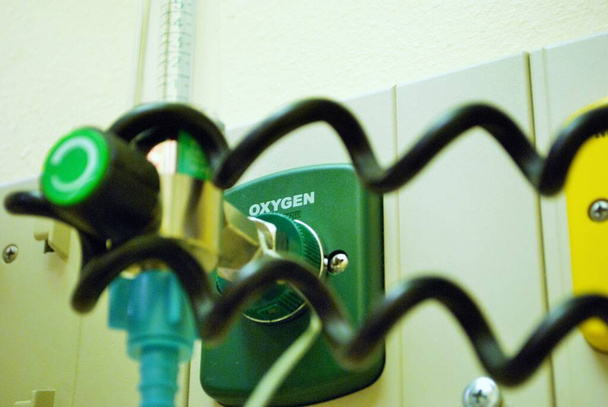 Sauerstoff-Port-Druckregler Durchflussmesser in der Notaufnahme - Foto, Bild