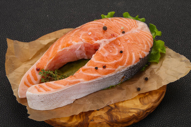 Bistecca di salmone cruda con sale e pepe - pronta per la griglia - Foto, immagini