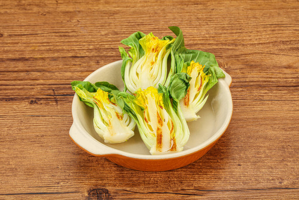 Vegane Küche - Gegrillter Bok Choy Salat - Foto, Bild