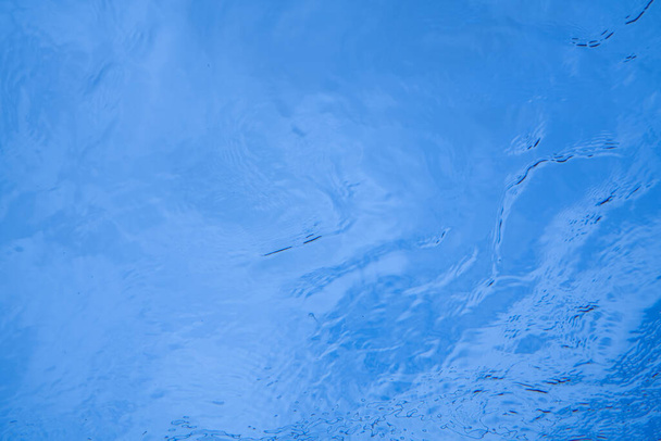 Verão. Textura da superfície da água. Fundo subaquático. Efeitos de ondas. Submundo azul. Oceano, mar. Mergulho. Água azul da piscina do mar. Vista inferior. - Foto, Imagem