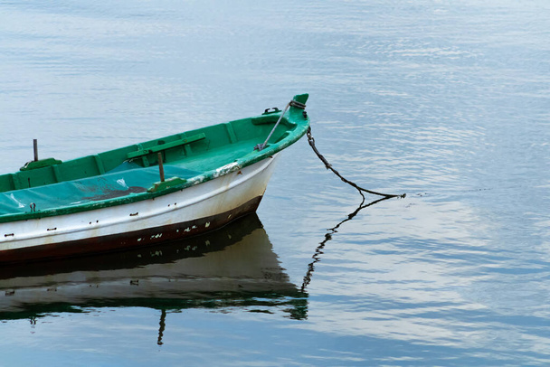 bateau de pêche sur mer calme seul - Photo, image