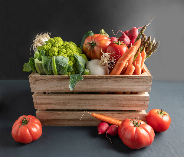 caja de madera con verduras frescas, fondo rústico - Foto, Imagen