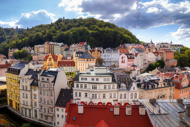 Karlovy Vary, Repubblica Ceca. Immagine aerea di Karlovy Vary (Carlsbad), situato nella Boemia occidentale in bella giornata di sole. - Foto, immagini
