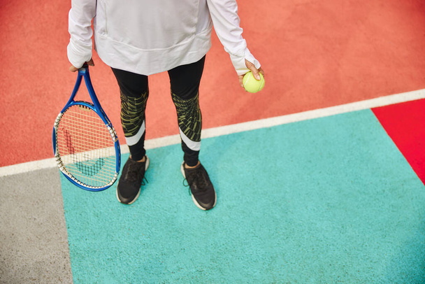 Vanha, terve ja iloinen nainen värikäs neliö ulkona ja pitämällä tennismaila pallo - Valokuva, kuva
