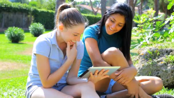 Dos chicas se divierten con la tableta
 - Metraje, vídeo