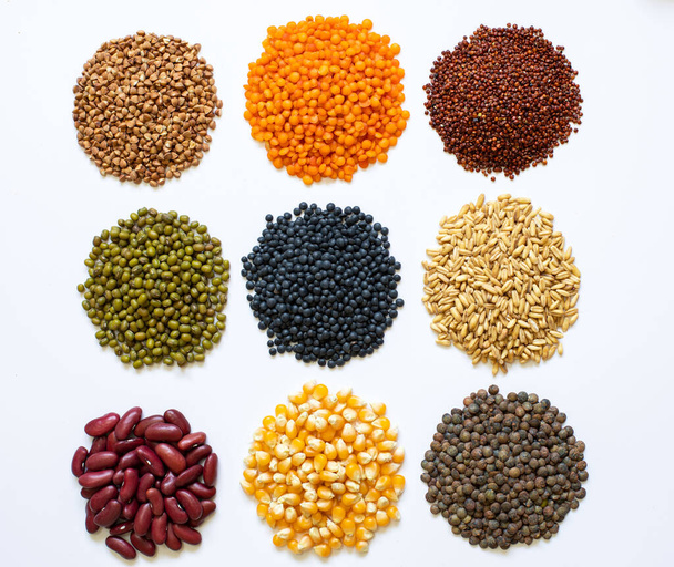 Getreidekörner, Samen, Bohnen, Nahaufnahme, isoliert auf weißem Hintergrund. - Foto, Bild