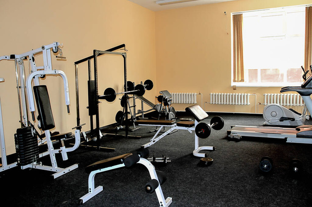 Petite salle de gym avec équipements d'exercice. Intérieur de maison. Sport, fitness, home gym amateur. - Photo, image