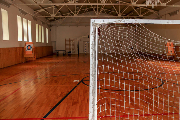 Interior de un pabellón deportivo para fútbol o balonmano, esquina de la cancha de futsal - Foto, imagen