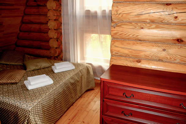 Jednoduchý interiér ve venkovském stylu v dřevěném domě - Fotografie, Obrázek