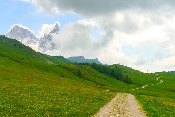 Górski krajobraz Dolomitów w lecie w dolinie Wenecji, Trento, Trentino Alto Adige, Włochy - Zdjęcie, obraz