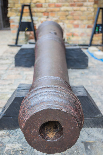 Un cannone del XV secolo difese le mura del castello dall'attacco dei nemici. - Foto, immagini