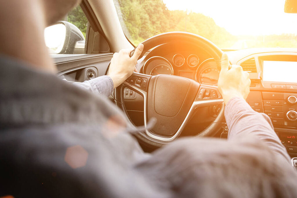 Roadtrip. Glückliche junge Mann haben Spaß im Auto bei Sonnenuntergang zu reisen. Sommerferienkonzept mit Fahrer - Foto, Bild