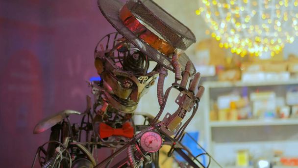 Винтажный стимпанк-робот с цилиндром приветствует посетителей выставки - Фото, изображение