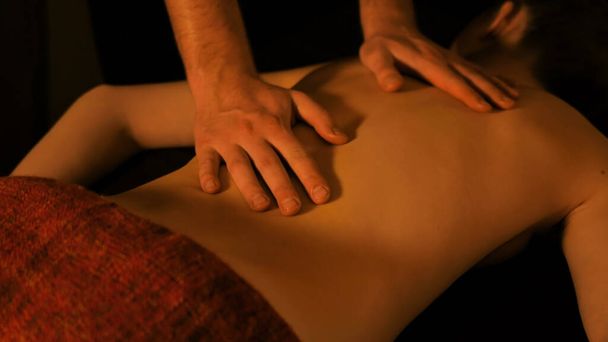 Masażysta robi masaż pleców dla klientki w centrum spa - Zdjęcie, obraz