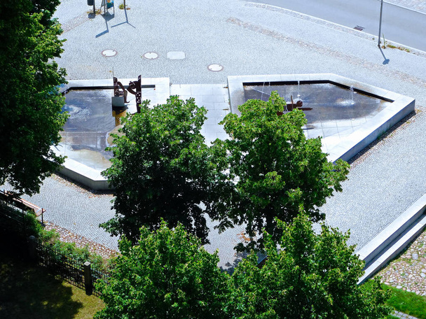 A szökőkút a protestáns templom előtt - Fotó, kép