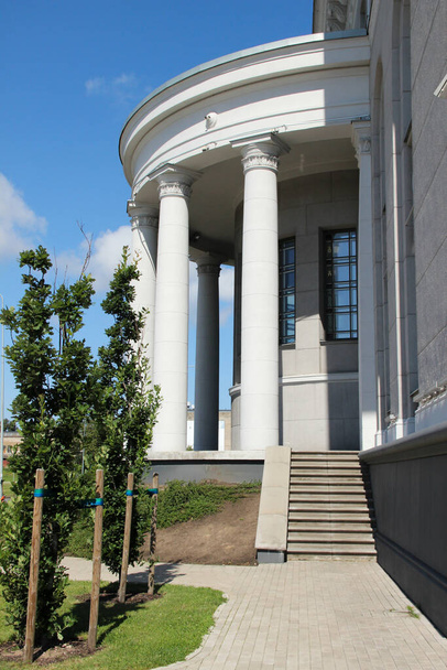 VEF παλάτι του πολιτισμού στη Ρίγα, Λετονία. Στρογγυλή βεράντα χτισμένη σε κλασικό στυλ. Ελληνικές κολώνες στολίζουν τη βεράντα. - Φωτογραφία, εικόνα