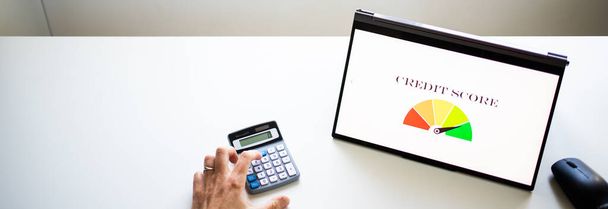 finanças on-line mão pressionando botão pontuação de crédito no tablet - Foto, Imagem