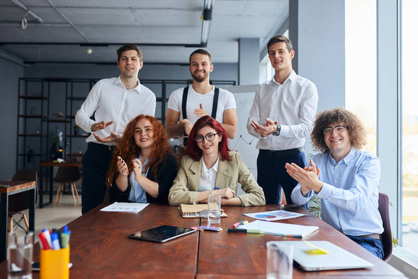 Portrait of business team clapping hands - Zdjęcie, obraz