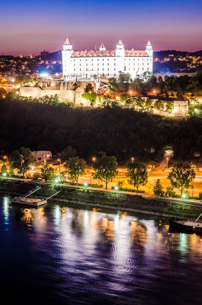 nacht skyline van bratislava met kasteel en Donau rivier - Foto, afbeelding